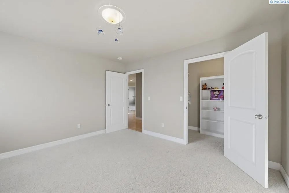 820 NW Palouse View Ct, Pullman, WA 99163