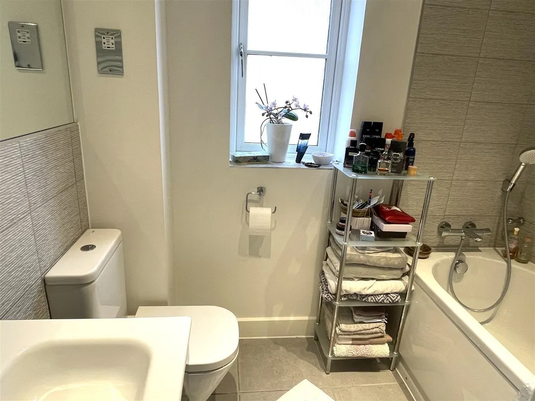 https://mr0.homeflow-assets.co.uk/files/photo/image/46719/0460/_x_/7d9j3D-QN0qPlvUxwIHq4w.jpg