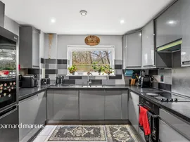 Talbot Close, Mitcham thumb 3