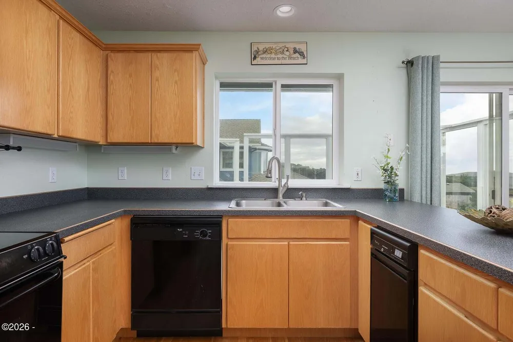 3401 NW Hidden Lake Dr, Waldport, OR 97394