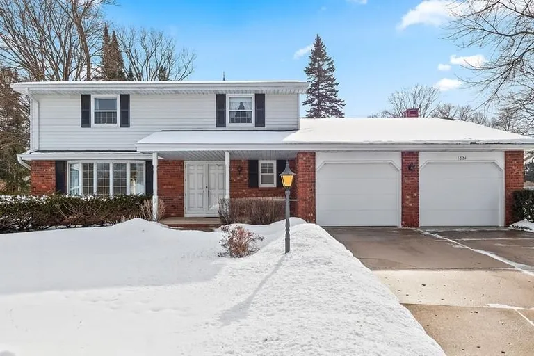 1624 St Christopher Ct, Green Bay, WI 54304