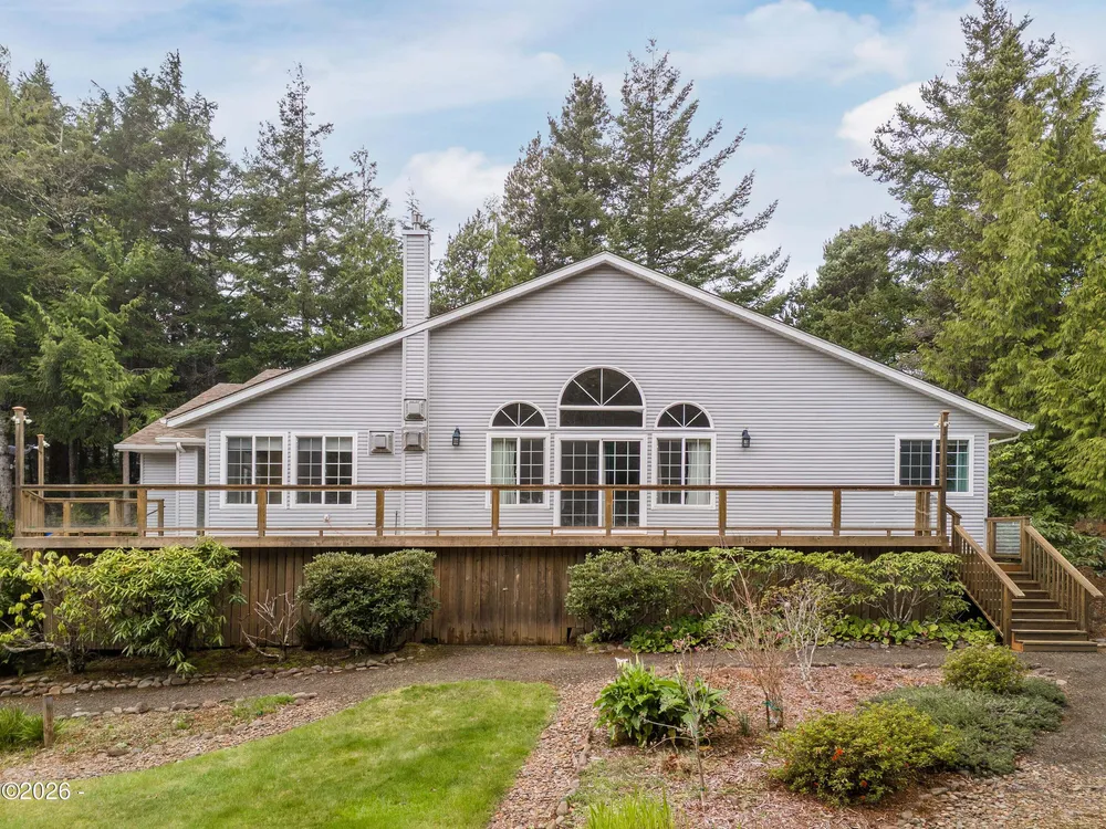 590 NW Terrace St, Waldport, OR 97394