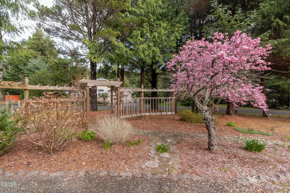 590 NW Terrace St, Waldport, OR 97394