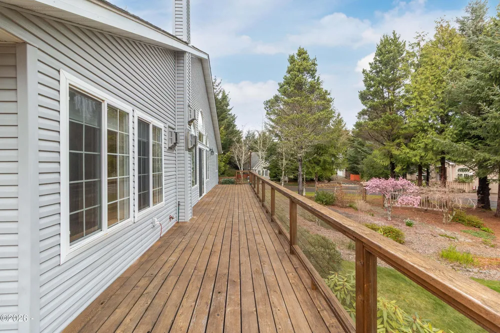 590 NW Terrace St, Waldport, OR 97394