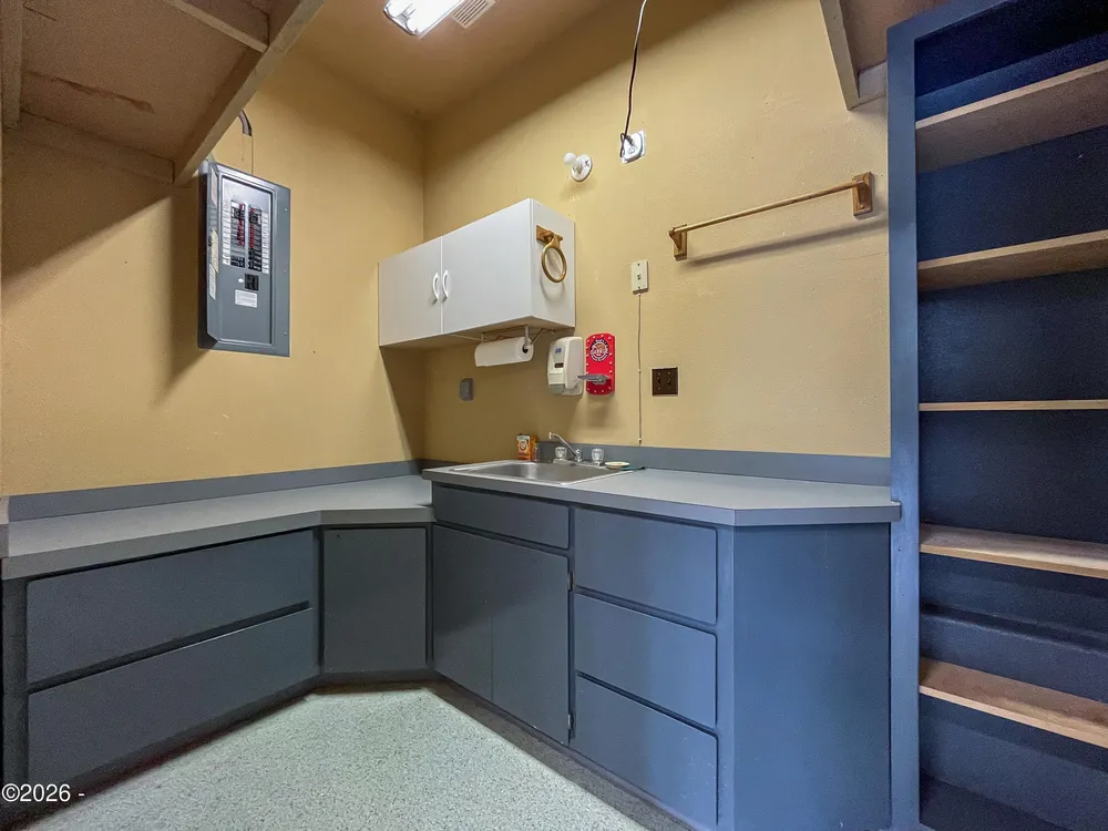 590 NW Terrace St, Waldport, OR 97394