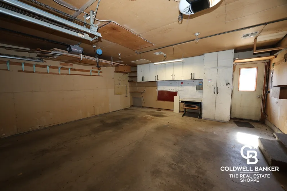 2302 E Fair St, Garden City, KS 67846