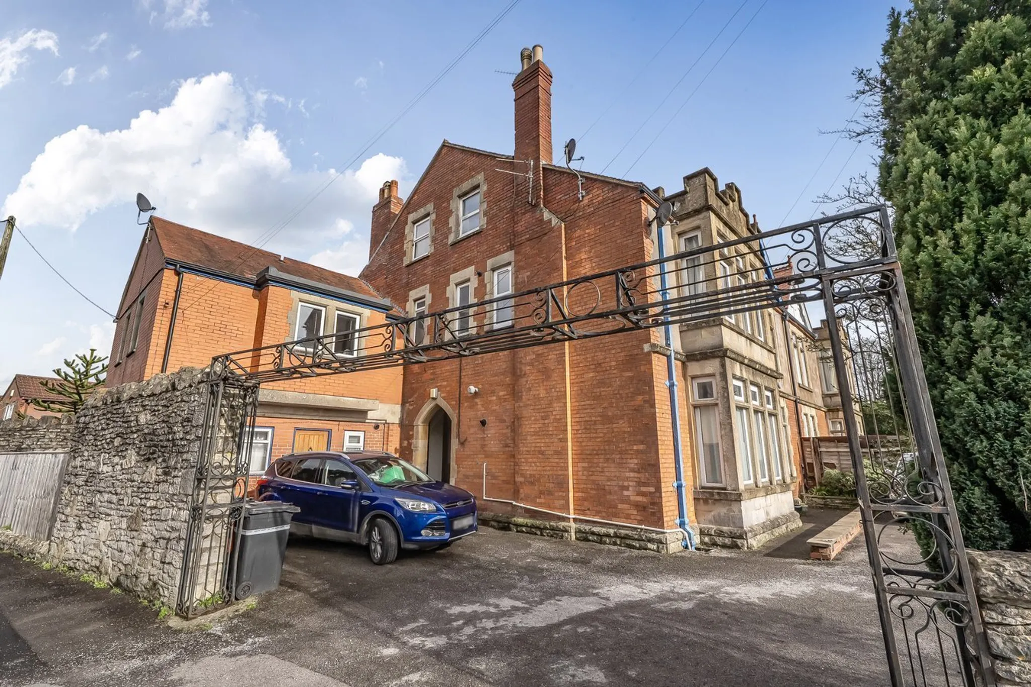 https://mr0.homeflow-assets.co.uk/files/photo/image/46761/7431/_x_/54421012.jpg