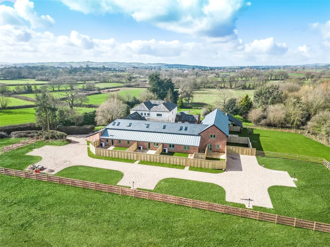 https://mr0.homeflow-assets.co.uk/files/photo/image/46797/4697/_x_/NEW240130_09.jpg