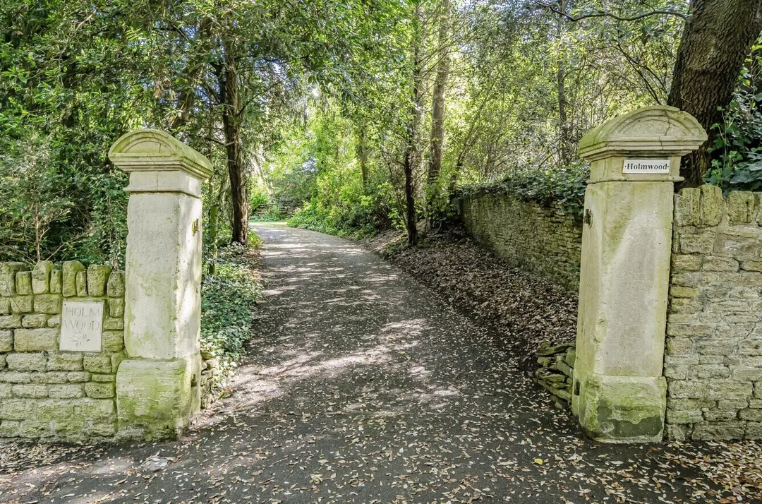 https://mr0.homeflow-assets.co.uk/files/photo/image/46828/3117/_x_/49794983.jpg