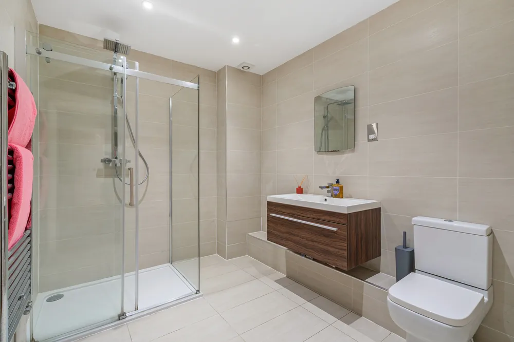 Hampton Court Road, East Molesey, KT8