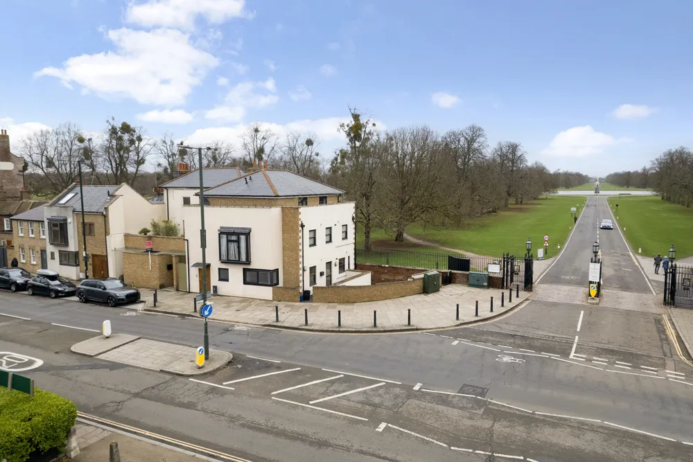 Hampton Court Road, East Molesey, KT8