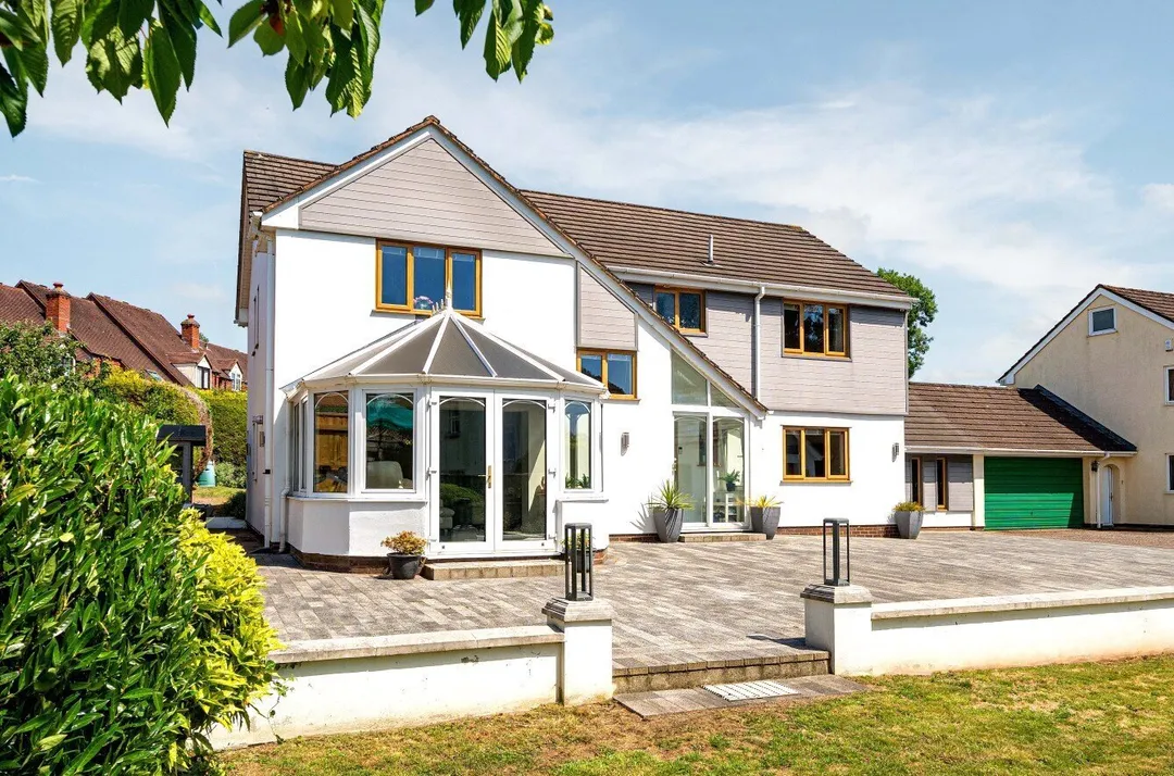 https://mr0.homeflow-assets.co.uk/files/photo/image/46858/3697/_x_/SOU230078_37.jpg