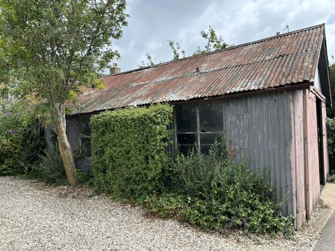 https://mr0.homeflow-assets.co.uk/files/photo/image/46875/6916/_x_/r-X-FCupEkqzpVbZ5ciQsg.jpg