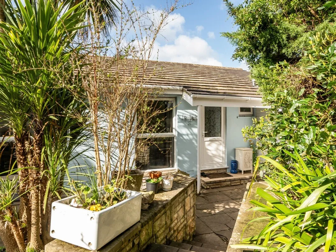 https://mr0.homeflow-assets.co.uk/files/photo/image/46902/0690/_x_/54859397.jpg
