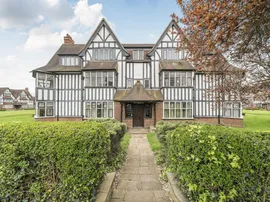 Queens Drive, London photo
