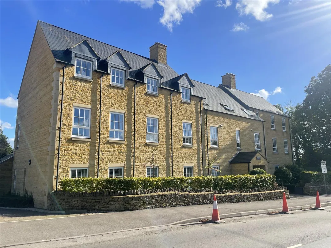 https://mr0.homeflow-assets.co.uk/files/photo/image/46935/2375/_x_/psOywSb9dUCbLpPhohCMiA.jpg