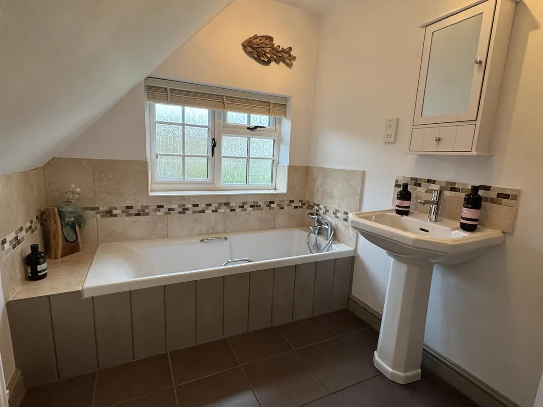 https://mr0.homeflow-assets.co.uk/files/photo/image/46947/2097/_x_/Y93eGqXMPU6S6YLg0J9uFA.jpg