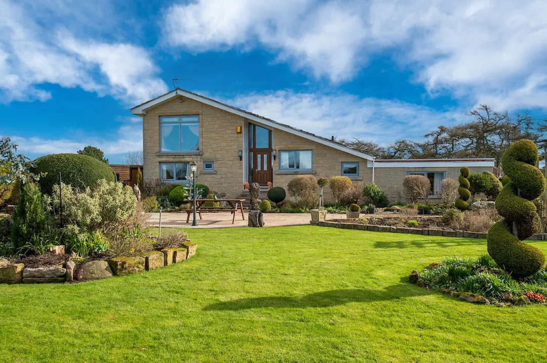 https://mr0.homeflow-assets.co.uk/files/photo/image/46958/3282/_x_/HaggerstonEXT-30.jpg