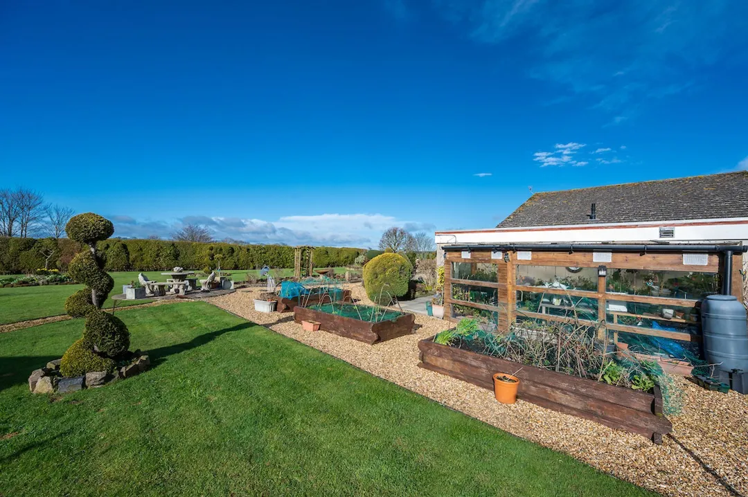 https://mr0.homeflow-assets.co.uk/files/photo/image/46958/3284/_x_/HaggerstonEXT-70.jpg