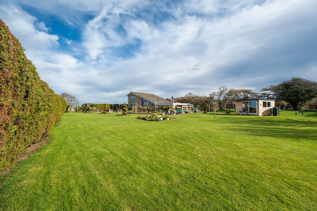 https://mr0.homeflow-assets.co.uk/files/photo/image/46958/3286/_x_/HaggerstonEXT-58.jpg