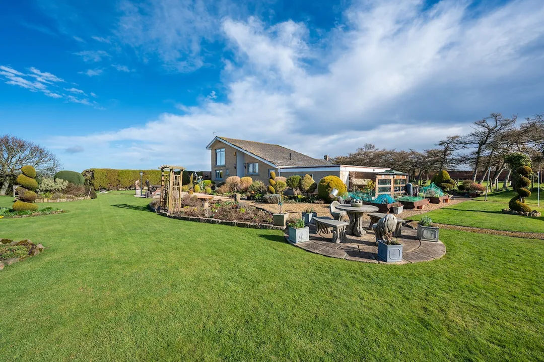 https://mr0.homeflow-assets.co.uk/files/photo/image/46958/3289/_x_/HaggerstonEXT-33.jpg