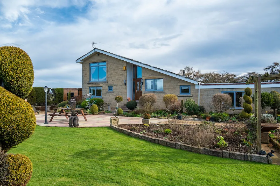 https://mr0.homeflow-assets.co.uk/files/photo/image/46958/3291/_x_/HaggerstonEXT-67.jpg
