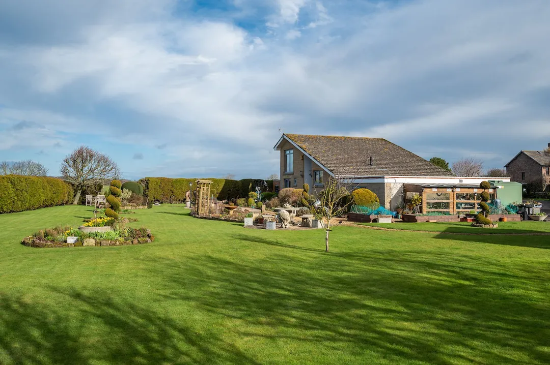 https://mr0.homeflow-assets.co.uk/files/photo/image/46958/3293/_x_/HaggerstonEXT-54.jpg