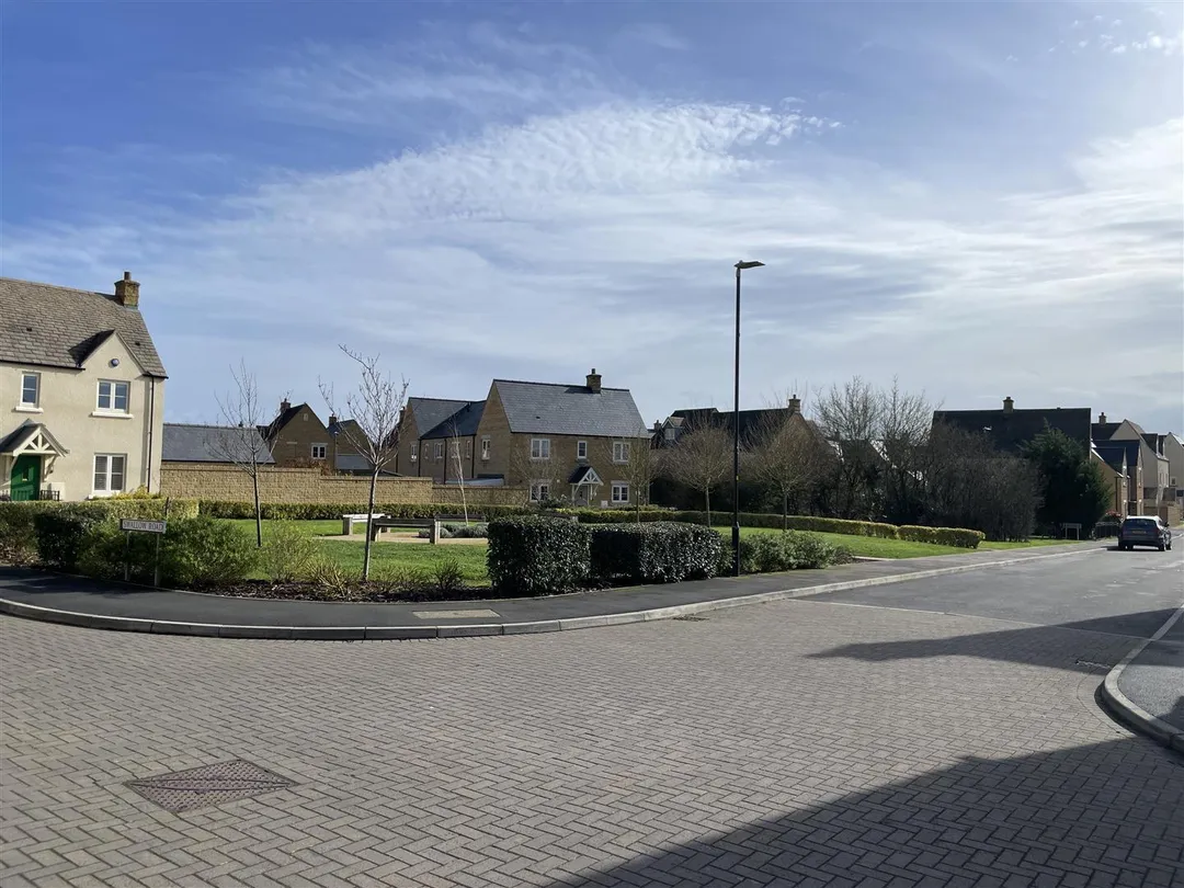 https://mr0.homeflow-assets.co.uk/files/photo/image/46963/9017/_x_/Eyw0rUAXvkqHh2JVOPbq8Q.jpg
