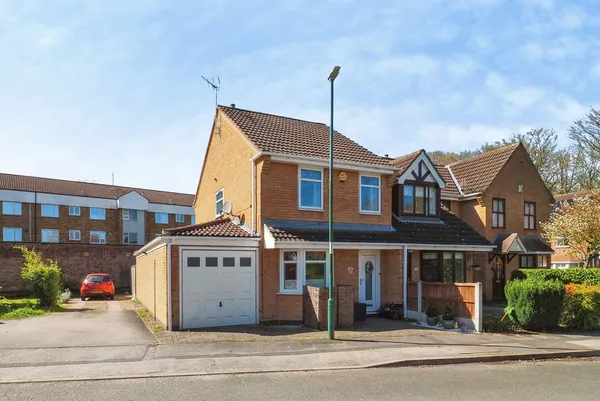 Ellwood Crescent, Wollaton, Nottingha...