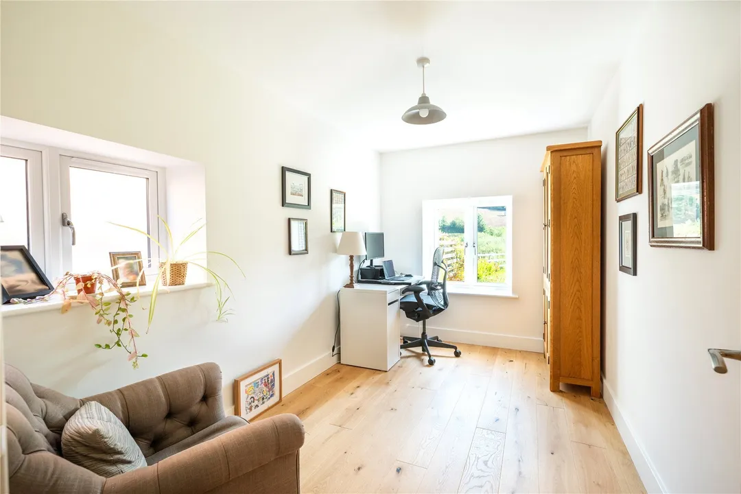 https://mr0.homeflow-assets.co.uk/files/photo/image/47007/3631/_x_/NEW250055_45.jpg