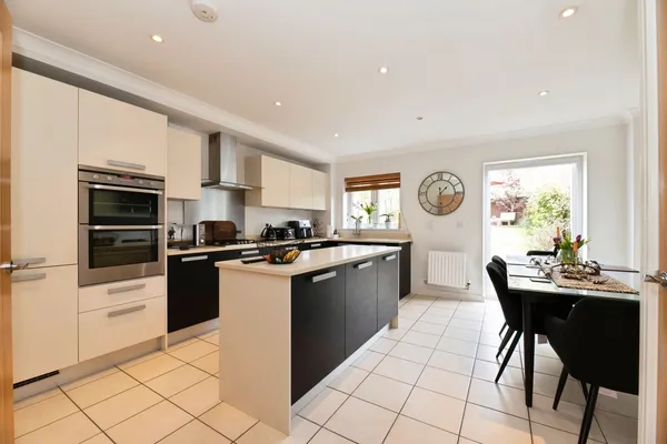 Halcyon Close, Oxshott, Leatherhead, ...