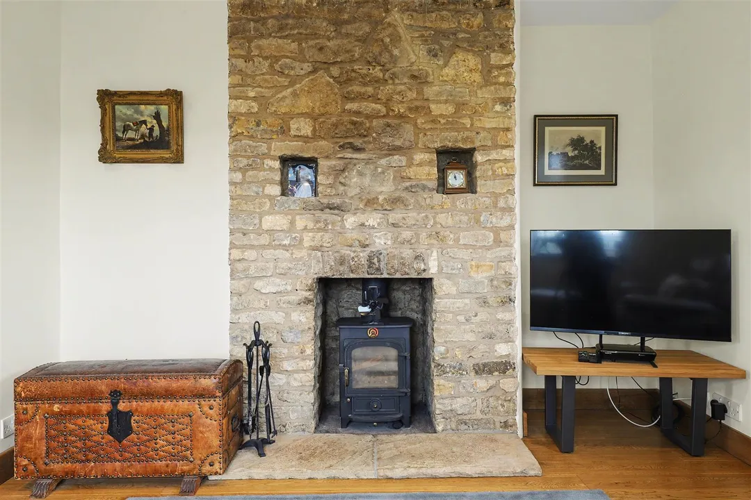 https://mr0.homeflow-assets.co.uk/files/photo/image/47042/0284/_x_/69g1cbARkEODMOQU4oy7-g.jpg