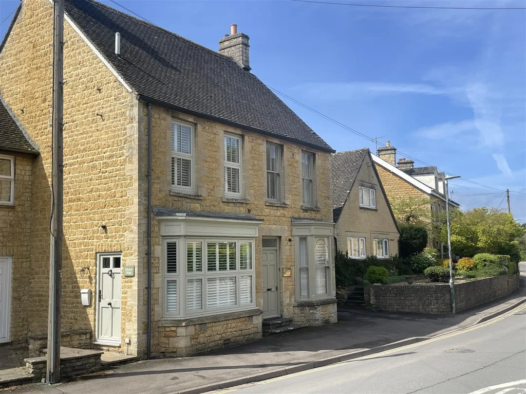 https://mr0.homeflow-assets.co.uk/files/photo/image/47061/4747/_x_/93xs7-nOLUO-oB_vFVlH2g.jpg