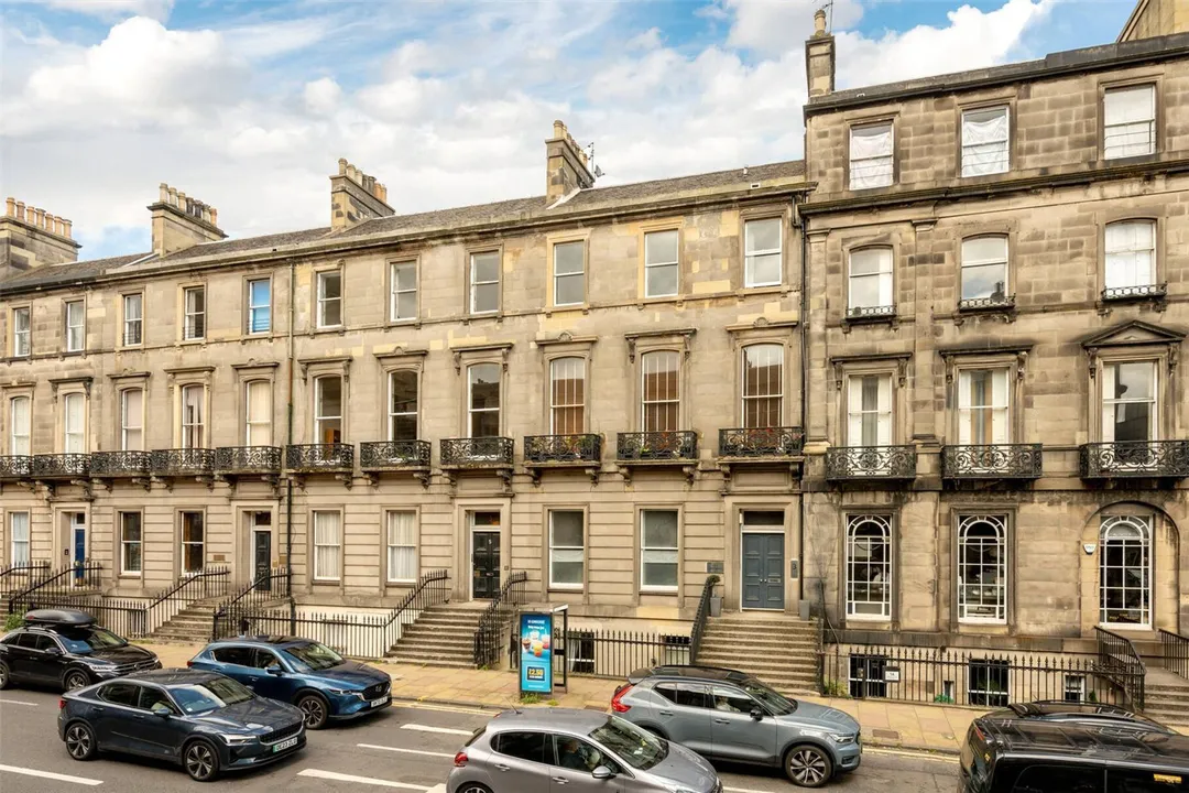 https://mr0.homeflow-assets.co.uk/files/photo/image/47063/6011/_x_/PAT250228_01.jpg