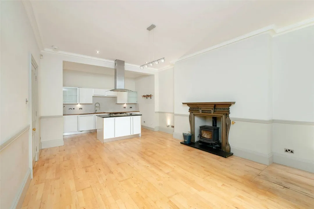 https://mr0.homeflow-assets.co.uk/files/photo/image/47063/6017/_x_/PAT250228_83.jpg