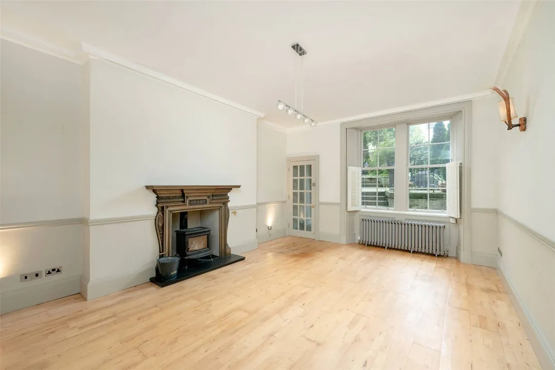 https://mr0.homeflow-assets.co.uk/files/photo/image/47063/6020/_x_/PAT250228_81.jpg