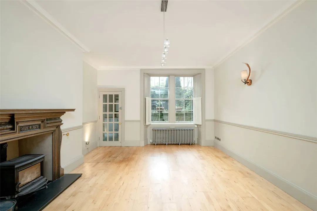 https://mr0.homeflow-assets.co.uk/files/photo/image/47063/6027/_x_/PAT250228_82.jpg