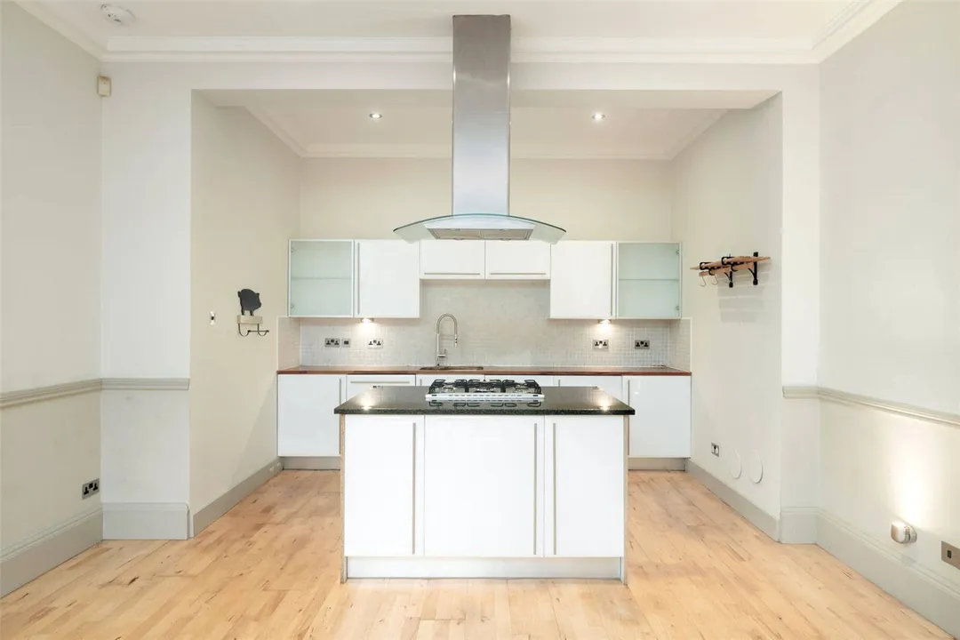 https://mr0.homeflow-assets.co.uk/files/photo/image/47063/6032/_x_/PAT250228_84.jpg