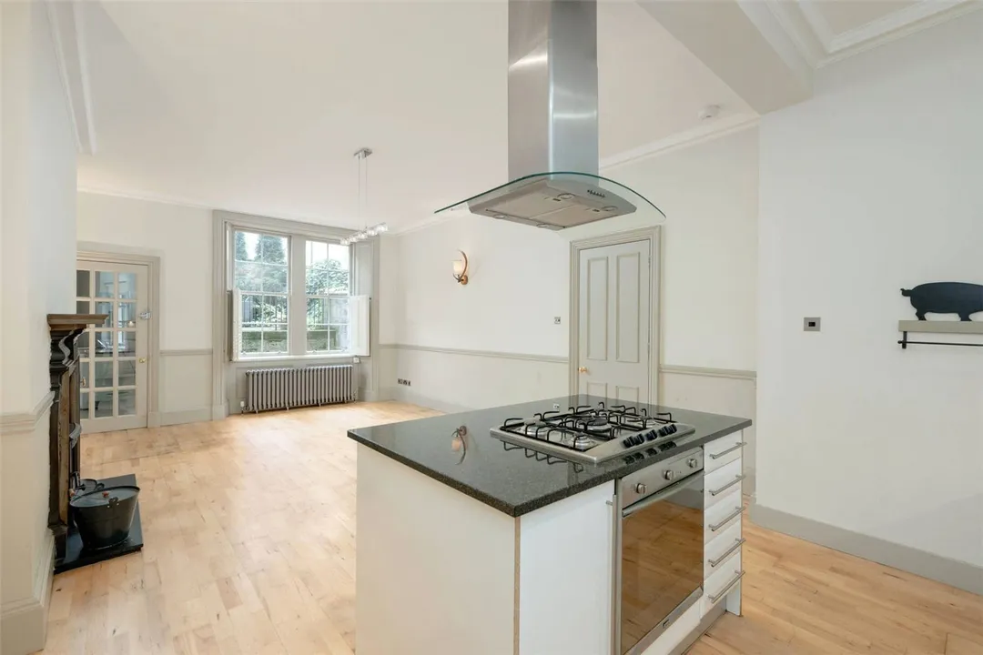 https://mr0.homeflow-assets.co.uk/files/photo/image/47063/6034/_x_/PAT250228_87.jpg