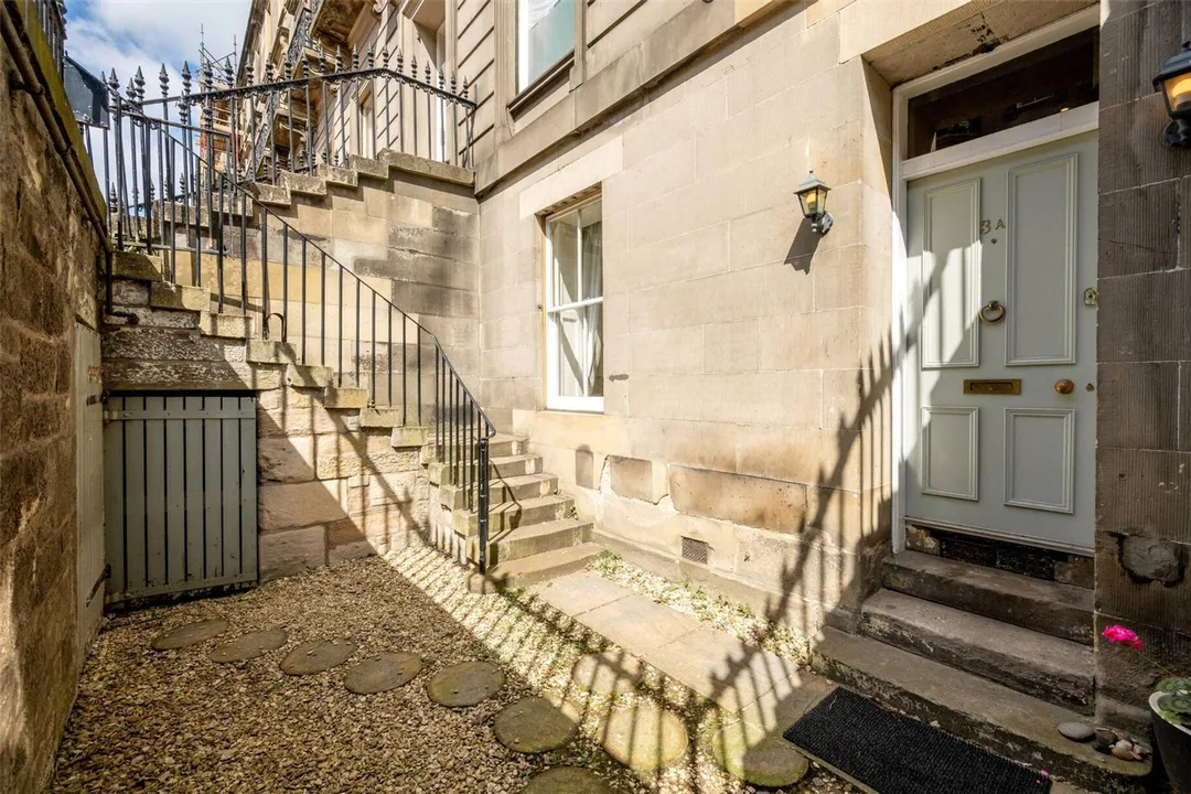 https://mr0.homeflow-assets.co.uk/files/photo/image/47063/6045/_x_/PAT250228_71.jpg