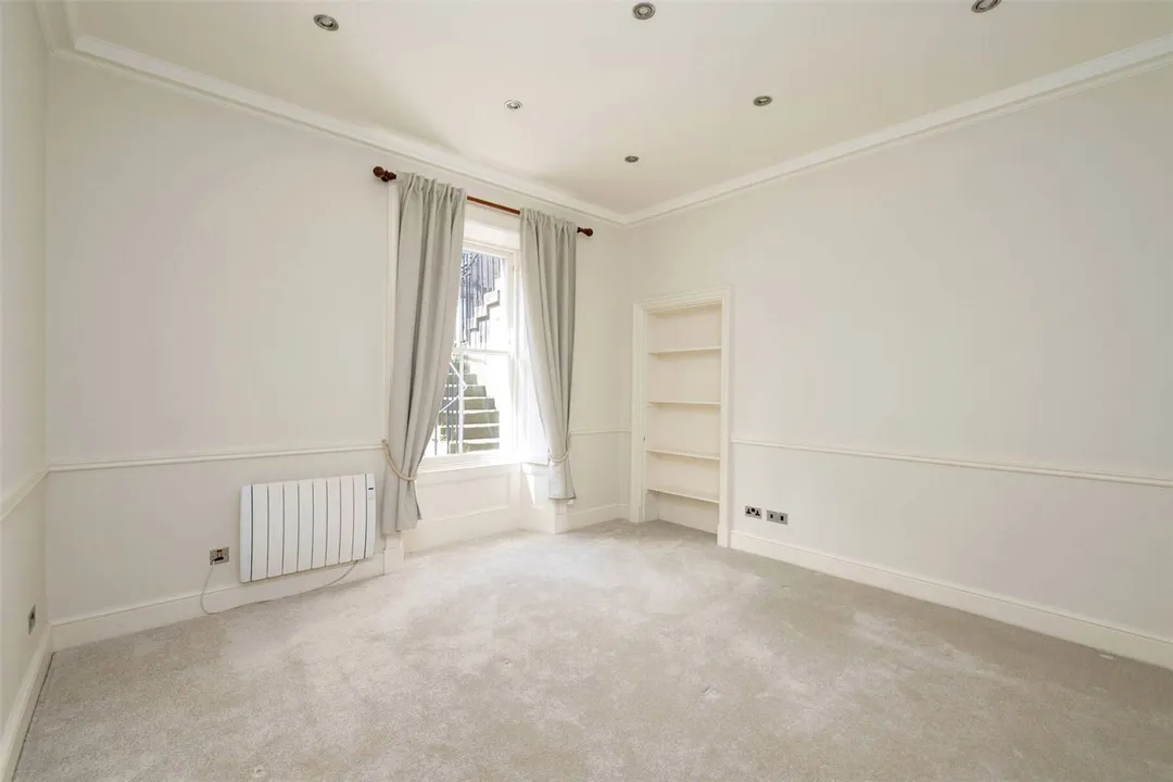 https://mr0.homeflow-assets.co.uk/files/photo/image/47063/6048/_x_/PAT250228_78.jpg