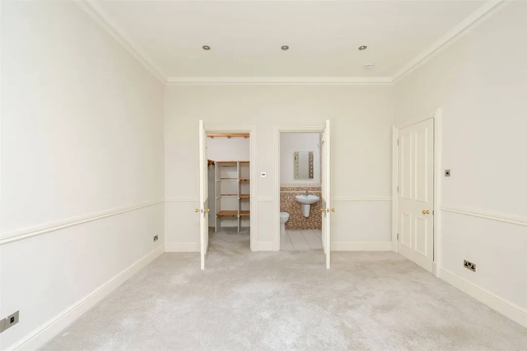https://mr0.homeflow-assets.co.uk/files/photo/image/47063/6051/_x_/PAT250228_79.jpg