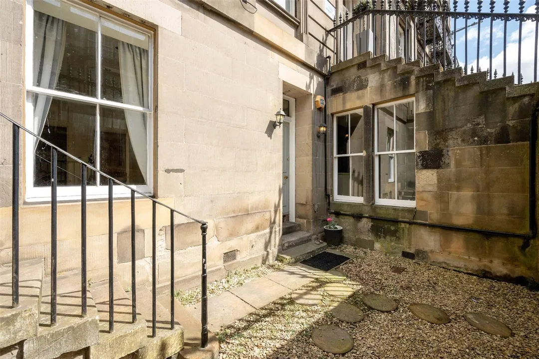 https://mr0.homeflow-assets.co.uk/files/photo/image/47063/6067/_x_/PAT250228_16.jpg