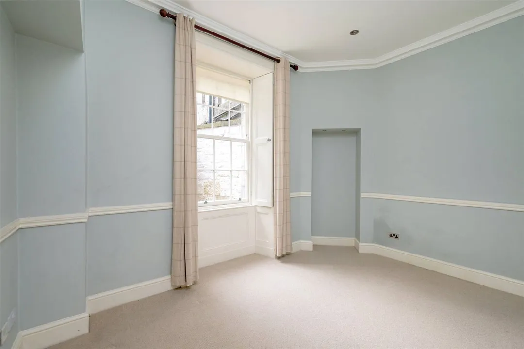 https://mr0.homeflow-assets.co.uk/files/photo/image/47063/6069/_x_/PAT250228_75.jpg