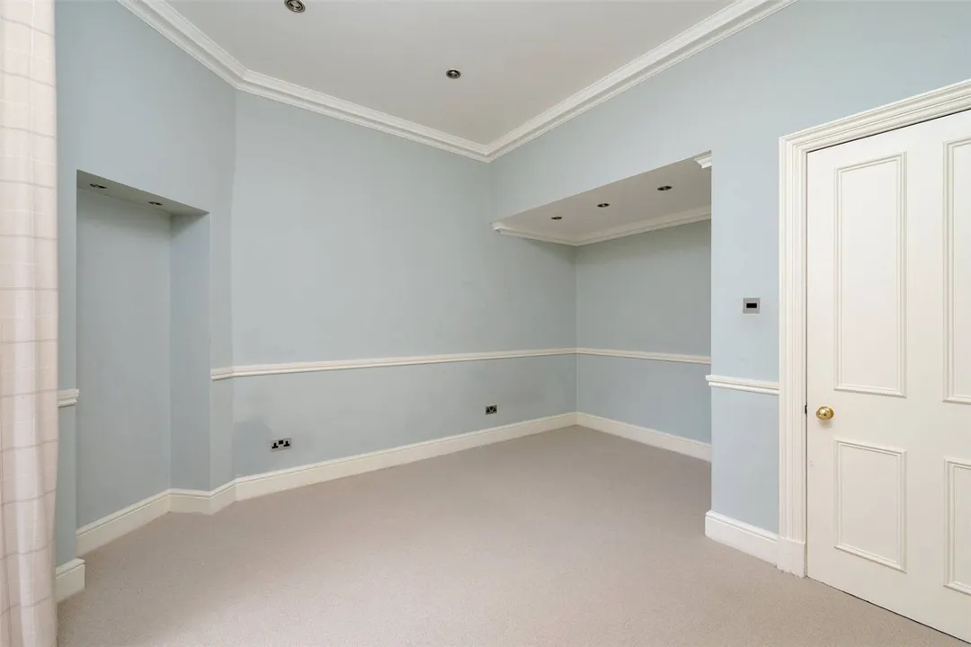 https://mr0.homeflow-assets.co.uk/files/photo/image/47063/6072/_x_/PAT250228_76.jpg