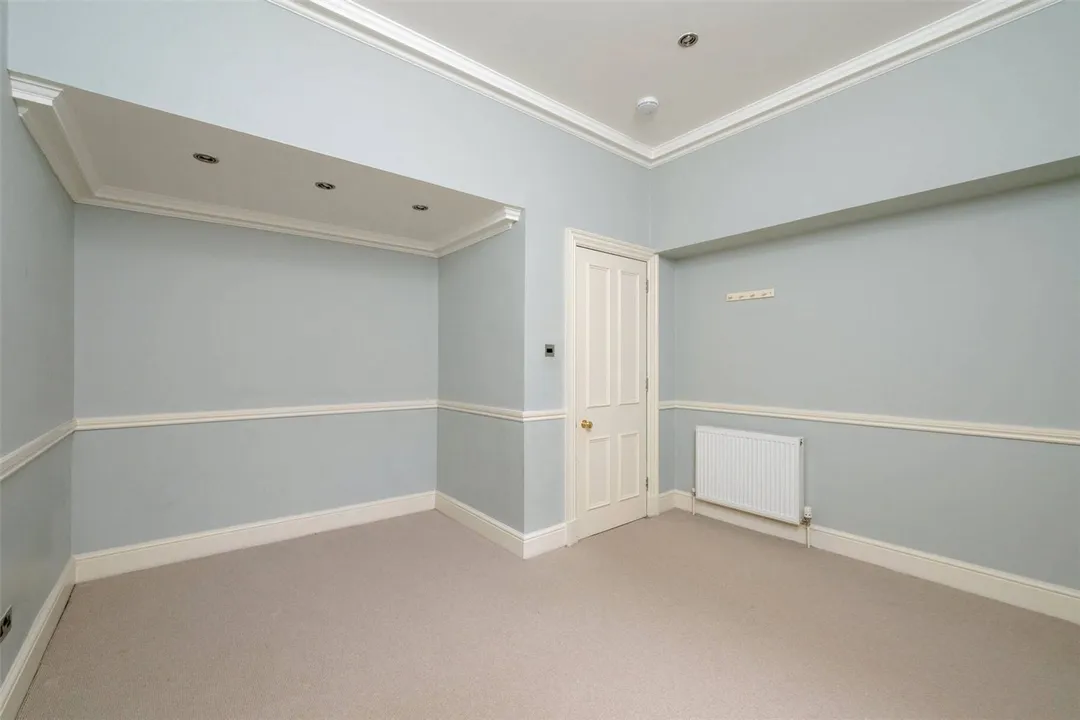 https://mr0.homeflow-assets.co.uk/files/photo/image/47063/6075/_x_/PAT250228_77.jpg
