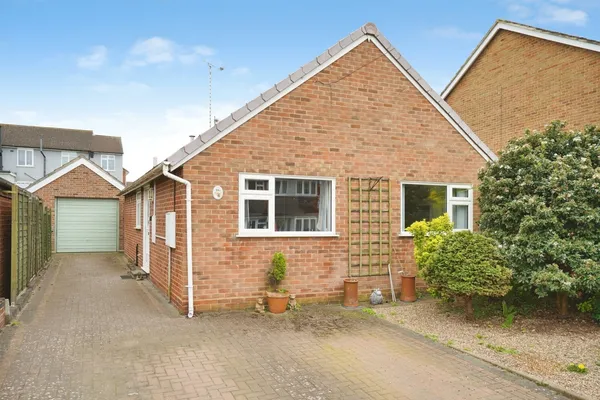 St. Andrews Drive, Burton-on-Trent, S...