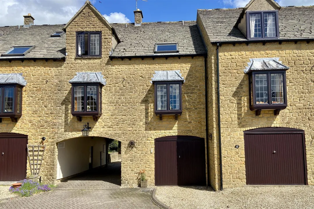 https://mr0.homeflow-assets.co.uk/files/photo/image/47073/9398/_x_/s4jyMyWM6kK-9gkdyvE67A.jpg