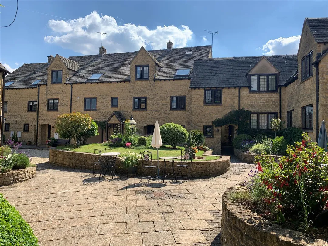 https://mr0.homeflow-assets.co.uk/files/photo/image/47073/9400/_x_/DG71uE8CrkWTojK6Wy5YXA.jpg