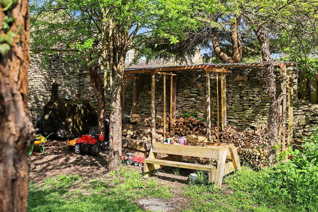 https://mr0.homeflow-assets.co.uk/files/photo/image/47084/7918/_x_/ZBehvwFDHEOTeezFOlp1Cg.jpg